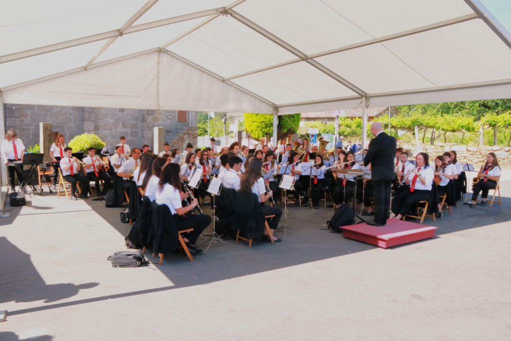 En la Romería de la Virgen de los Milagros, la banda se unirá a las celebraciones religiosas en Peitieiros, Gondomar, con un concierto que realza la festividad y la devoción popular.