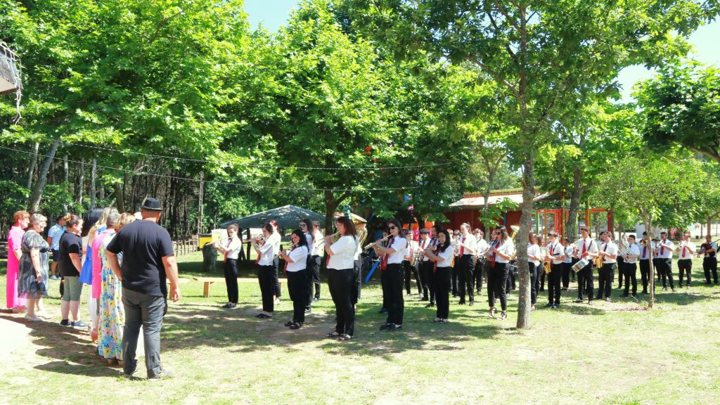 En la Fiesta de Santa Bárbara en San Xurxo, la banda se unirá a las celebraciones ofreciendo un concierto lleno de alegría y tradición. Una fiesta en la que la música acompaña a las festividades religiosas.